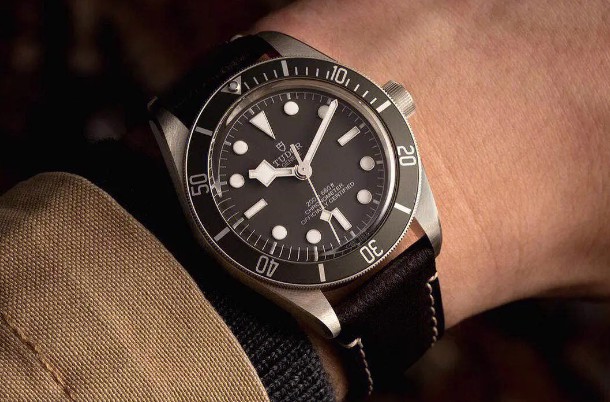 帝舵手表皮表带发黑？揭秘高效解决之道，让爱表恢复如新