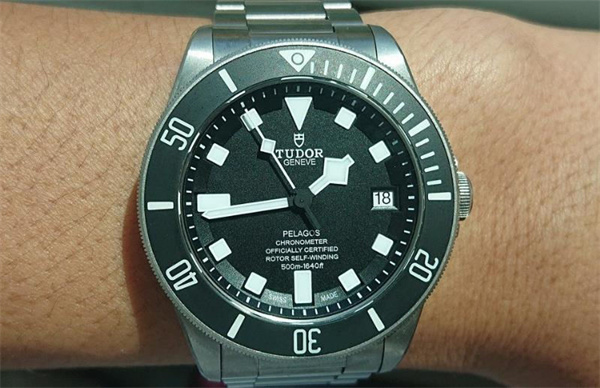 帝舵腕表表蒙有划痕怎么修复