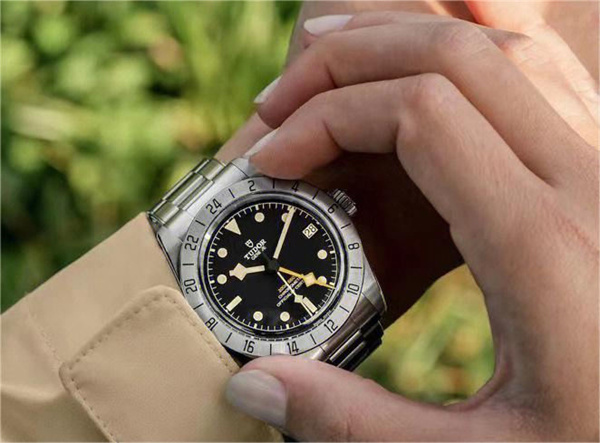 帝舵腕表表蒙有划痕处理办法大全